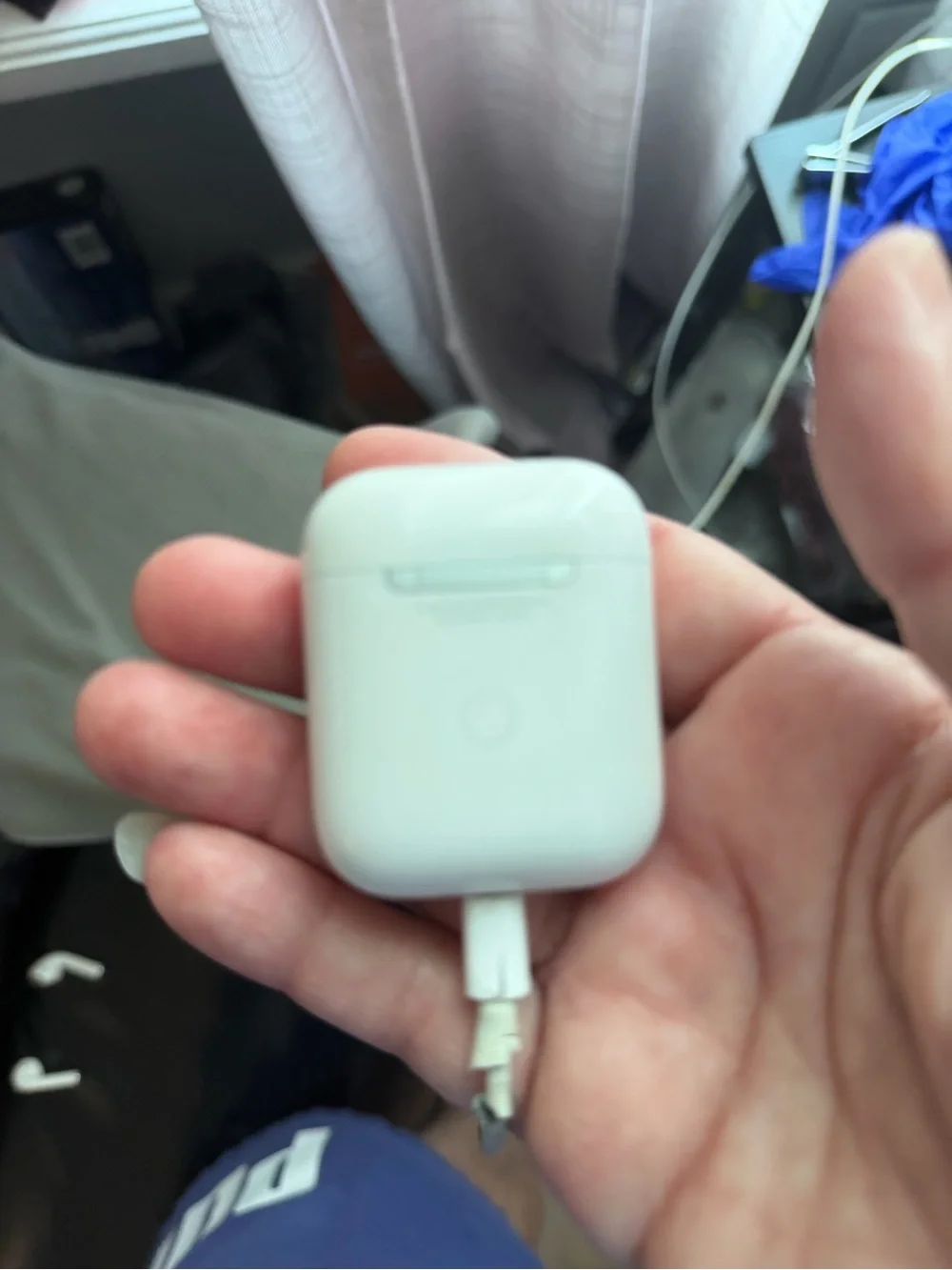 Apple White Wireless Earbuds with White Charging Case. (Authentic)